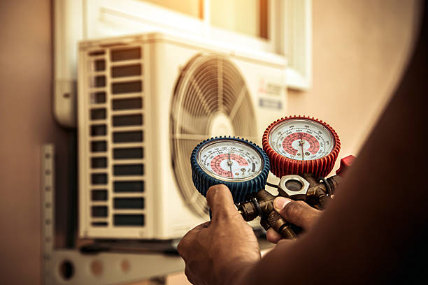 Professional Hvac technician working in Newburg, WI
